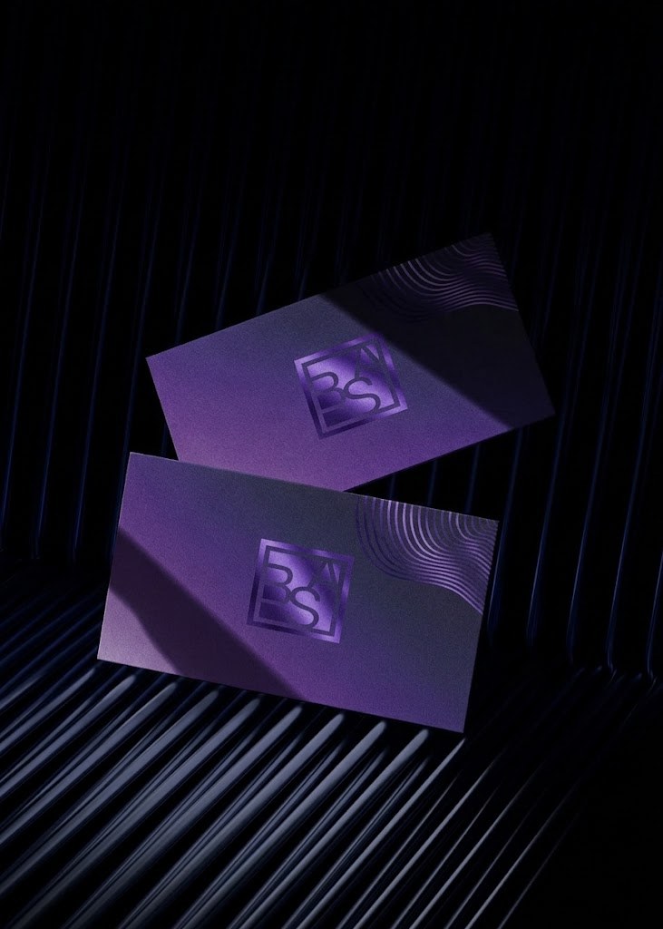 Cartes de visite BS&A violettes, monogramme et lignes ondulées en dorure à chaud, sur fond sombre