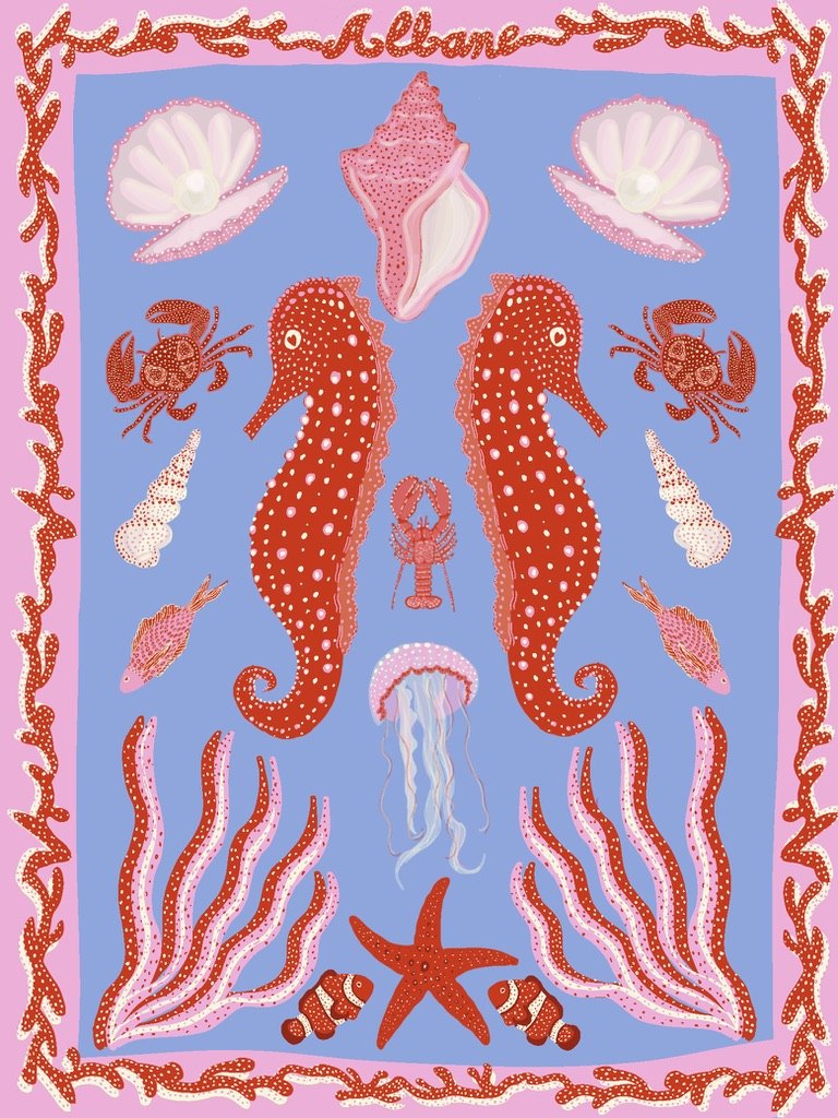 Foulard illustré « Albane » : hippocampes, coquillages et crabes rouges sur fond bleu, bordure de corail