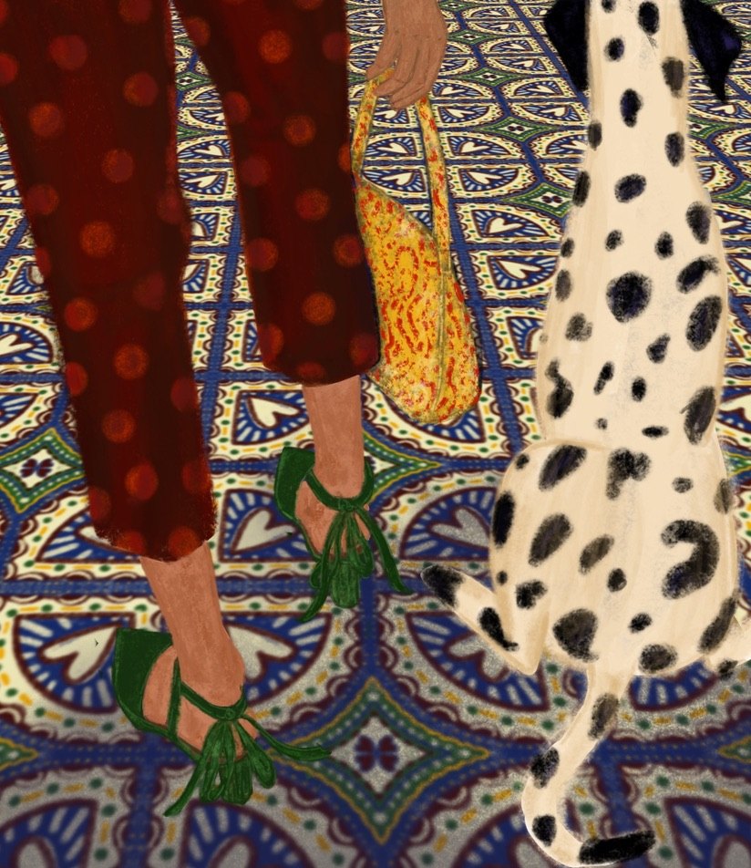 Illustration de jambes en pantalon bordeaux à pois, sandales vertes et sac jaune, à côté d'un dalmatien, sur un carrelage bleu