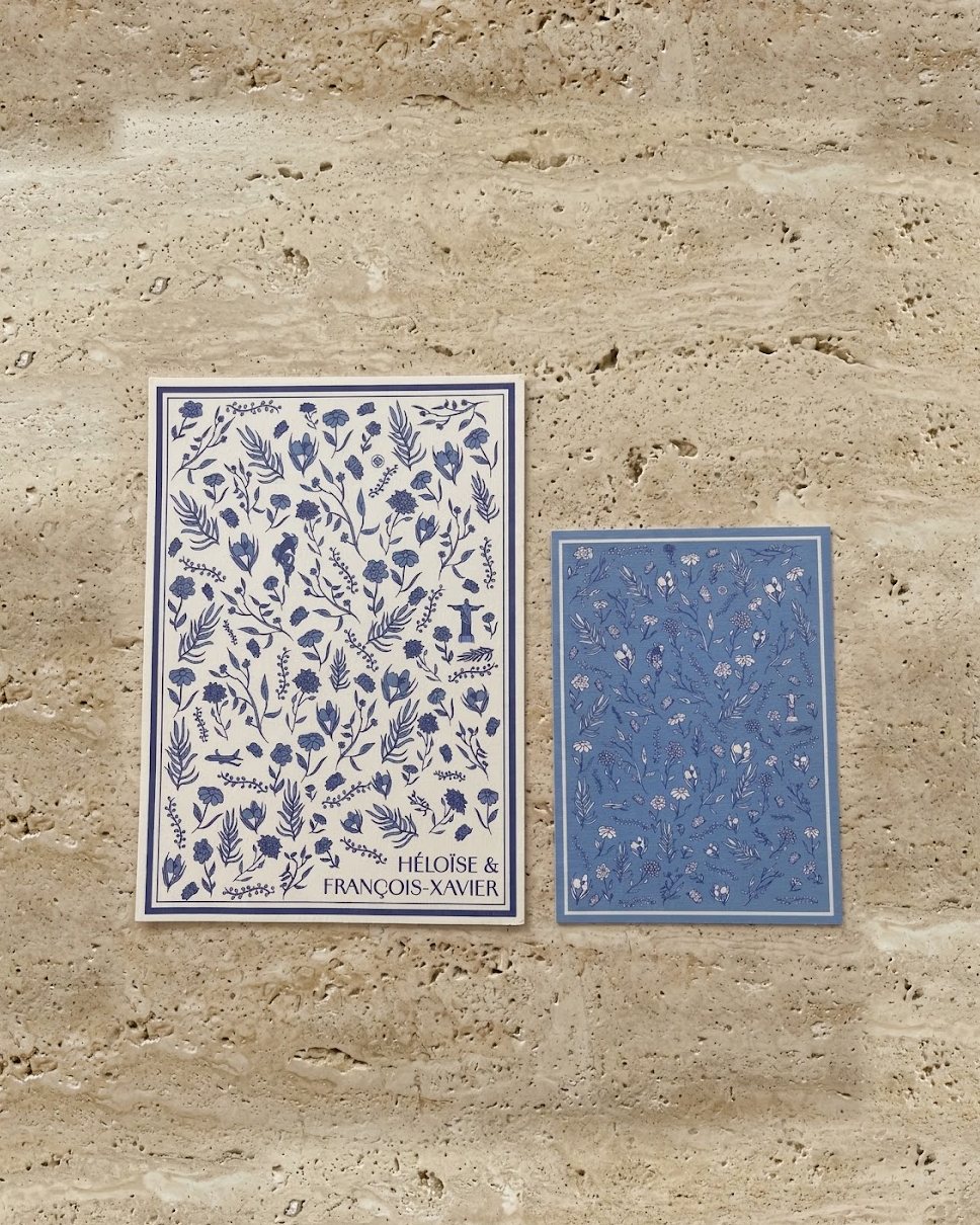 Cartes Héloïse & François-Xavier à motif floral bleu, sur fond de travertin