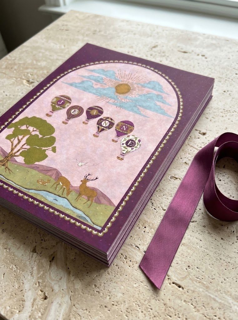 Faire-part de naissance de Jeanne : montgolfières, cerfs et soleil sous une arche, tons prune et rose