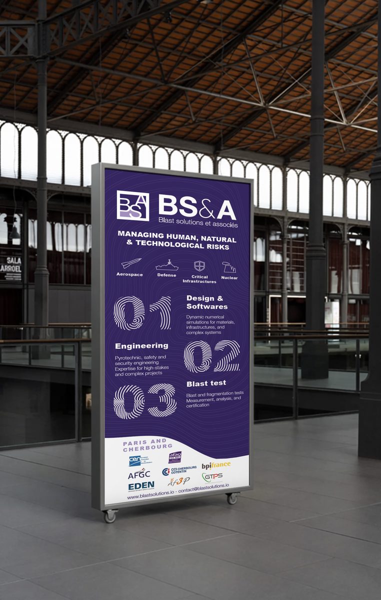 Panneau BS&A (Blast solutions et associés) sur roulettes dans un hall : fond violet, pictogrammes et grands chiffres 01, 02, 03
